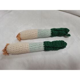 Poireau au crochet fait main, aliment de jeu en coton pour la petite cuisine et la salle de jeux des enfants.