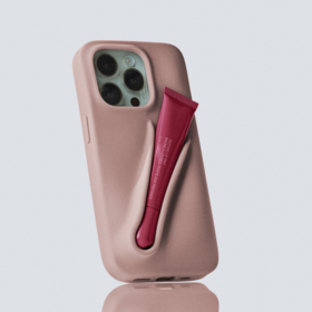 Casing ponsel warna merah muda untuk iPhone 16 Pro dengan tempat lip gloss dan lipstik. Cocok untuk dibawa bepergian.