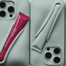 Penjualan Grosir Casing Ponsel Desain Baru Beelan dengan Lip Gloss dan Lipstik Cocok untuk iPhone 16.