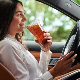 24oz Einweg-Kaffeebecher aus Kunststoff mit Deckel, Trinkbecher zum Mitnehmen, Einweg-PET-Becher