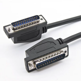 Cable D-Sub DB25 Macho a Macho en Ángulo Recto con Alivio de Tensión Moldeado y Blindaje EMI Mejorado para Aplicaciones Industriales