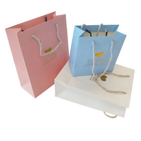Sacs cadeaux en papier en forme de cœur avec logo personnalisé en gros, sacs en papier pour cadeaux de fête avec estampage à chaud pour boutiques de détail