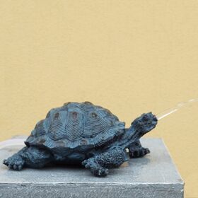 Fabrikpreis Harz Wasserspritzende Schildkröte Skulptur Schildkrötenstatue für Teichdekoration Gartenschmuck