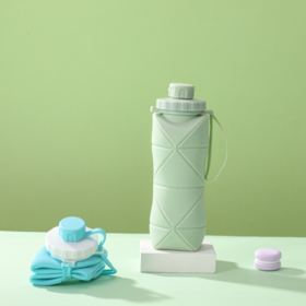 Garrafa de água esportiva de silicone de 600ml livre de BPA, dobrável e portátil para viagem com tampa, embalagem em caixa de cor neutra.