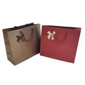 Sacs en papier cadeau de luxe noirs imprimés sur mesure en gros avec poignée