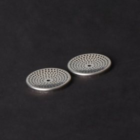 فلتر معدني دائري بفتحات متساوية، متين وفعال، للاستخدام الصناعي/المنزلي.