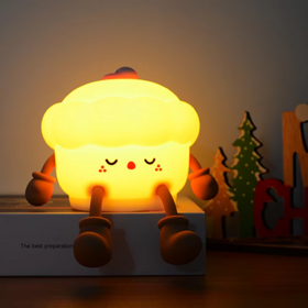 Luz de noche LED recargable y regulable con diseño de pastel de silicona para niños, ideal como regalo de cumpleaños y decoración de habitaciones infantiles.