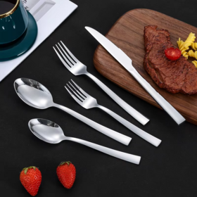 Ensemble de couverts de luxe moderne en acier inoxydable, manche carré, couteau à steak réutilisable, cuillère à dessert pour fêtes à domicile - idéal pour cadeaux promotionnels