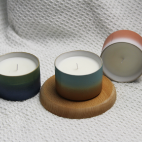 Bougies de cire de soja parfumées à l'huile en pot de céramique rond avec logo personnalisé de luxe