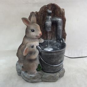 Fuente de agua decorativa para jardín al por mayor, diseño de conejo de resina, fuente de agua con bomba y LED