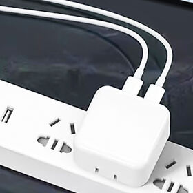 Tête de charge double Type C à charge rapide pratique pour les voyages.