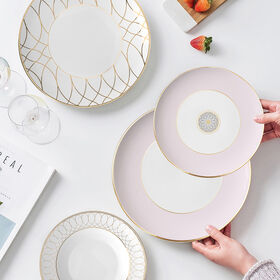 Luxuriöses Speiseservice aus weißem Knochenporzellan mit filigraner goldener Linienkunst, inklusive ovalen Vorspeisen- & Desserttellern, Suppenteller, Salatteller, Becher.