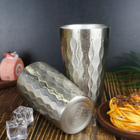 Bierkrug aus Edelstahl mit einfacher Wand und Feuertextur aus der Bright Serie - Kaffeebecher