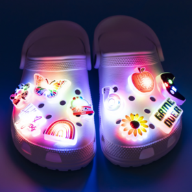 1 pièce Tournesol Papillon Pomme Marguerite LED Breloques de Chaussures Jeu de Football Manette de Jeu Décorations de Chaussures Lumineuses Femmes Enfants Cadeau Épinglettes pour Sandales