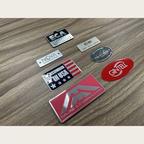 Placas de identidad industriales de metal personalizadas y duraderas para uso profesional