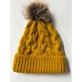 Ingwergelbe Zopfmuster-Bommelmütze, Strickmütze im Großhandel & individuell angefertigt mit HOPPING-Etikett