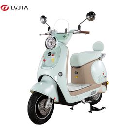 Elektrisches Moped im klassischen Stil mit komfortablem Design für urbane Fahrten und Kurztrips für Erwachsene