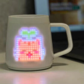 Fabrik Großhandel Kundenspezifischer KI-Becher Pixel-Display 6V Smart Reminder für interaktiven Spaß High-Tech-Geschenk Persönliche Nutzung