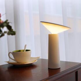 Candeeiro de Mesa Pequeno Criativo Estilo Nórdico para Cafeteria Candeeiro de Mesa Decorativo LED Rotativo Simples para Aprendizagem e Proteção Ocular MT-061