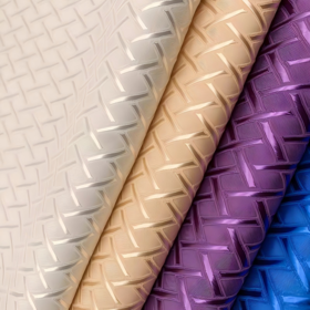 Jacquard diamond-patterned satin has a shiny satin surface and is a fashionable reflective women's clothing fabric.