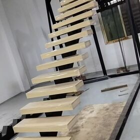 Pendekatan ramah lingkungan: tangga ini secara elegan menyeimbangkan kekuatan baja yang ramping dengan kehangatan alami kayu.