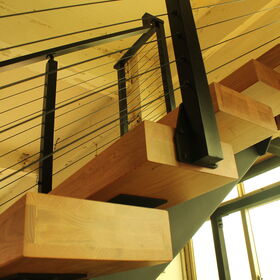 Avec une approche éco-responsable, l'escalier équilibre élégamment la force épurée de l'acier et la chaleur naturelle du bois.