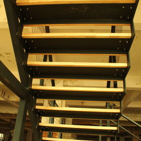 Umweltfreundliche Treppen, die Stahl und Holz nahtlos in einem eleganten Design vereinen.