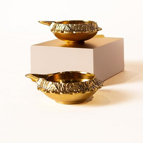 Precio de Fábrica Candelabros de Latón Personalizados para Pooja y Decoración - Juego de 2, Acabado Dorado Deepam, Fabricación ODM/OEM