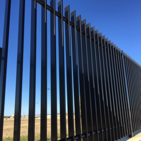 Customized Cheap Hot Sale Blade Fence Pool Fence DIY Aluminum Durable Panels Black Colour Garden Blade Panels For Builders
