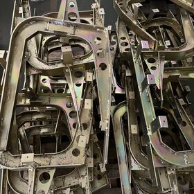 Composants métalliques personnalisés, pliage de précision CNC et estampage de haute précision.