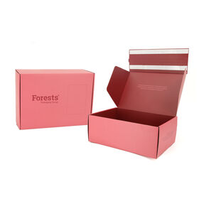 Braune Wellpapp-Versandboxen mit Logoaufdruck in Rosa