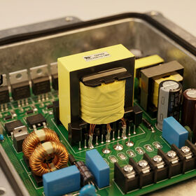 Transformator Inti Ferit Frekuensi Tinggi EE55 Tipe Pin untuk Catu Daya Perangkat Elektronik, Dukungan OEM, Transformator Pemasangan PCB