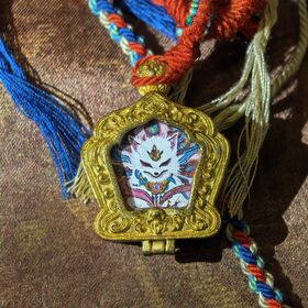 Boîte Gau Dorée Sculptée avec Thangka Mini Renard à Neuf Queues, Collier Cordon Tibétain Tissé à la Main pour la Bonne Chance, Cadeau Style Tibétain
