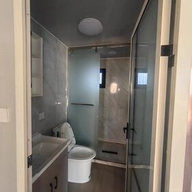Custom-Built 20-Foot Breathable Luxury Modern Metal-Framed Container House for Residential/Office Use Bedroom Office Building