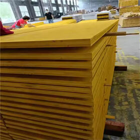 O filme amarelo do tamanho padrão três enfrentou o molde da construção da madeira compensada