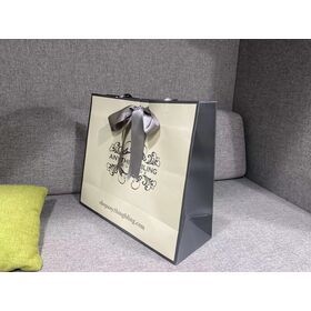 Maßgeschneiderte Luxus-Kraftpapiertaschen mit Premium-CMYK-Druck, Langlebige Wellpapp-Versandtaschen für Bekleidung