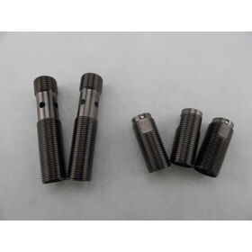 Pièces en acier, alliage et laiton tournés CNC personnalisés: tiges filetées et composants d'engrenage de précision pour machines industrielles