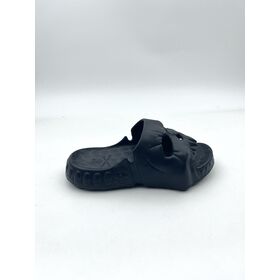 Prix d'usine ! Vêtements sombres unisexes. L'empeigne creuse en forme de crâne rencontre une semelle épaisse à bord squelettique. Plus doux que le péché, plus résistant que le caoutchouc.