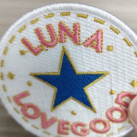 Hochwertige Bestickte Aufnäher, Nachhaltige Heißschnittkante oder Rand, OEKO-TEX Zertifiziert, Feine Details - Luna Lovegood