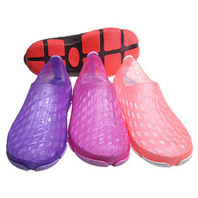 Fashionable Women's Clogs Available for Wholesale