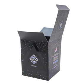 Schwarze Tuck-Top-Papierbox mit schillerndem holografischem Sternendruck und individuellem Logo für Sojawachs-Kerzenverpackungen