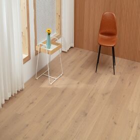 Oak engineered wood flooring 3-layer wood flooring uv lacquer finished for living room flooring authentic wood feel ,within reach