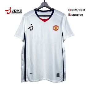 This retro-style football club print T-shirt combines vintage sports aesthetics with modern casual wear design. Featuring classic