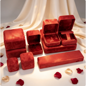 Luxury Red Suede Velvet Jewelry Box Custom Logo Ring Earring Necklace Bracelet Gift Box Square Flip Jewelry Storage Packaging Box