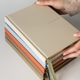 Cuaderno de tapa dura de los diarios promocionales del negocio A5 del lino de la tela con el hilo cosido encuadernación y logotipo-regalo