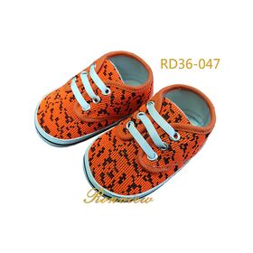 Produsen alas kaki bayi baru lahir, sepatu bayi laki-laki terbuat dari kain katun dengan sol motif polkadot