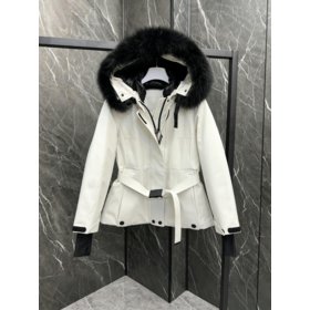 Damen weiße Gürtel-Kurzmantel-Skijacke, Kapuze mit großem Fuchsfellbesatz, technisches GORE-TEX-ähnliches winddichtes, wasserdichtes Winter-Schneemantel.
